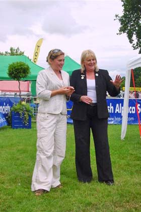 Dianne explaing to an apprentice in the UK what to look for in an animal