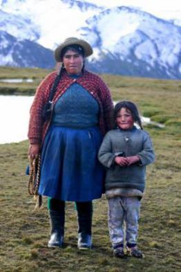 Mother and daughter at 5000m near Macusani Mother and daughter at 5000m near Macusani